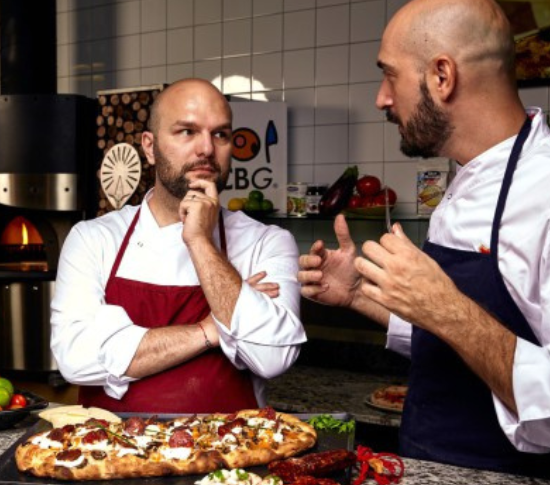 Profesional cocinando una pizza en horno